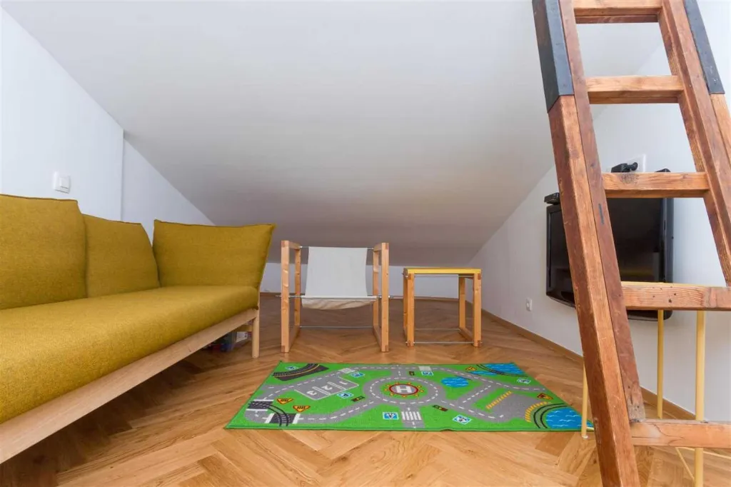 Three-Bedroom Apartment with Terrace in Piran