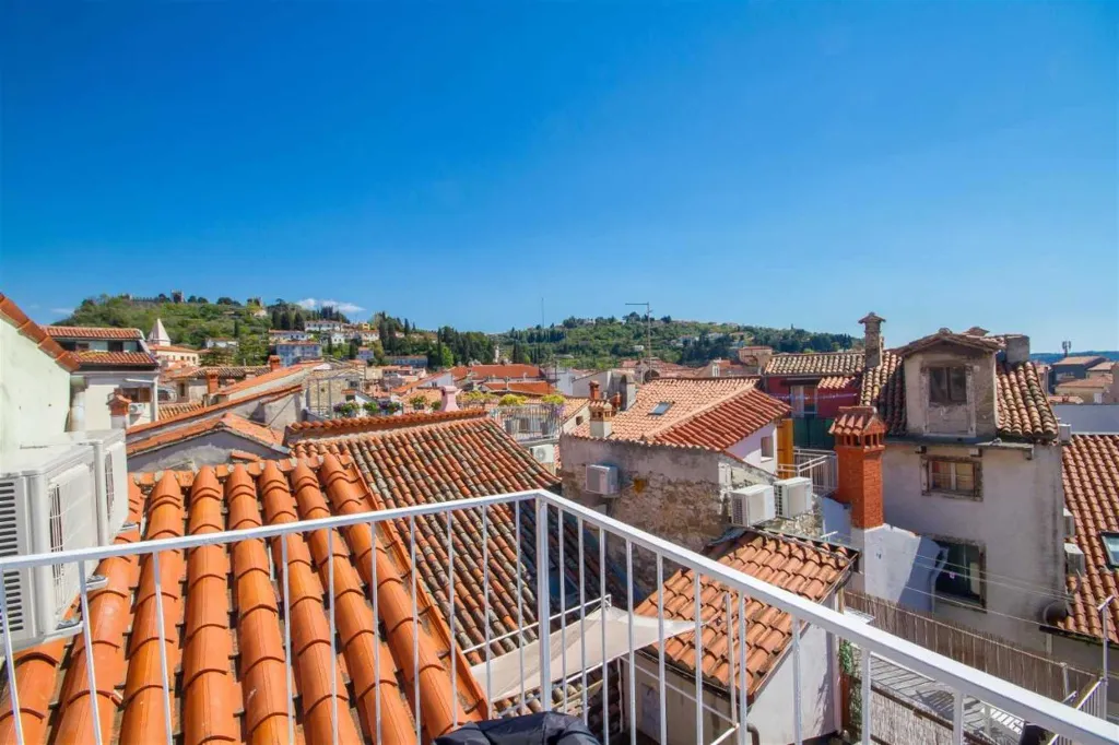 Three-Bedroom Apartment with Terrace in Piran