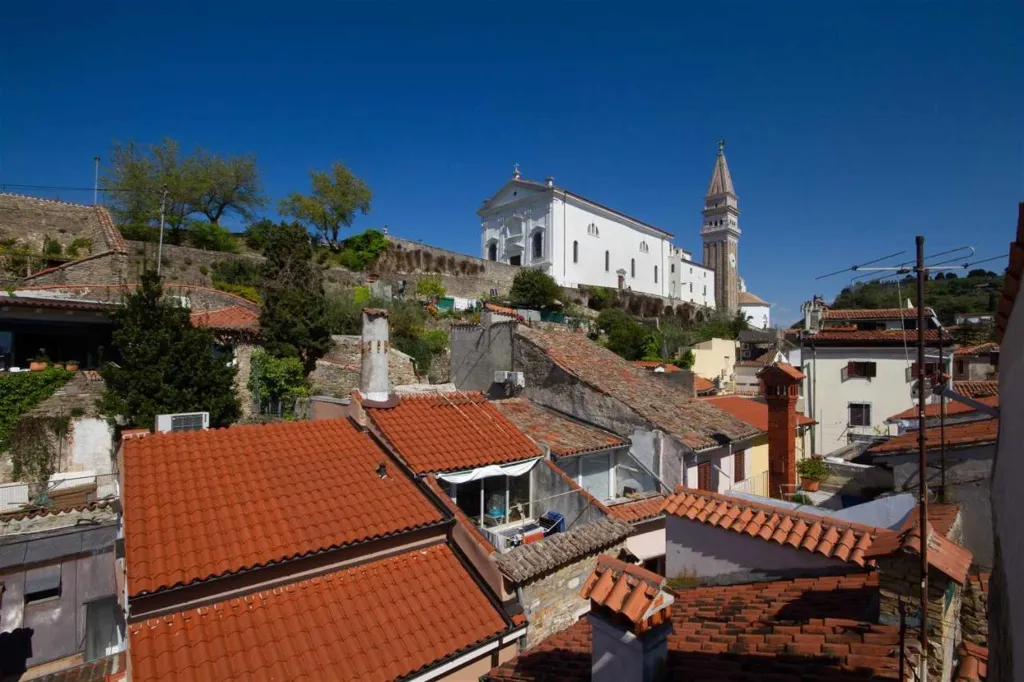 Three-Bedroom Apartment with Terrace in Piran