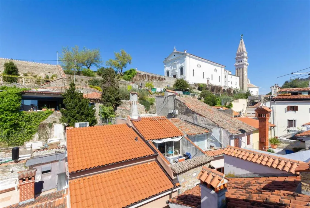 Three-Bedroom Apartment with Terrace in Piran