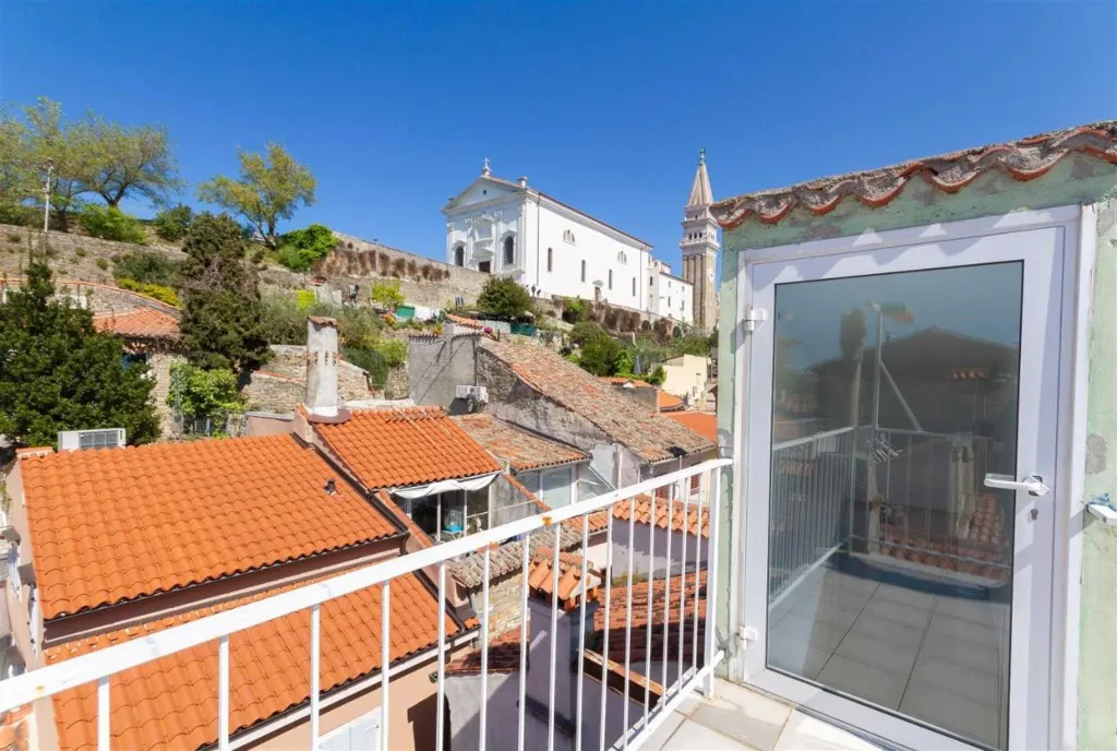 Three-Bedroom Apartment with Terrace in Piran