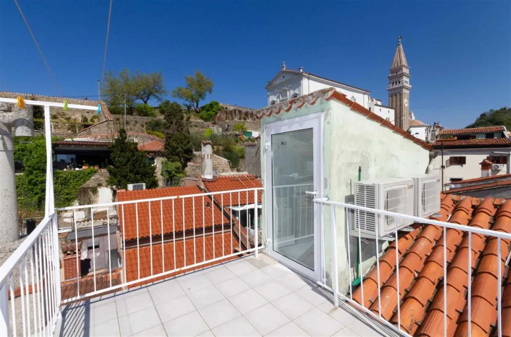 Three-Bedroom Apartment with Terrace in Piran