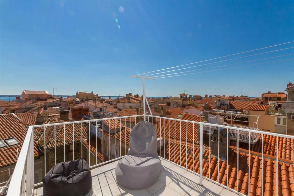 Three-Bedroom Apartment with Terrace in Piran