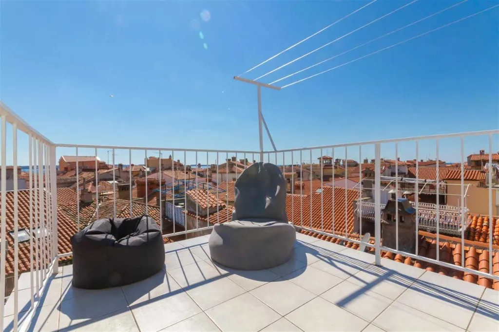 Three-Bedroom Apartment with Terrace in Piran