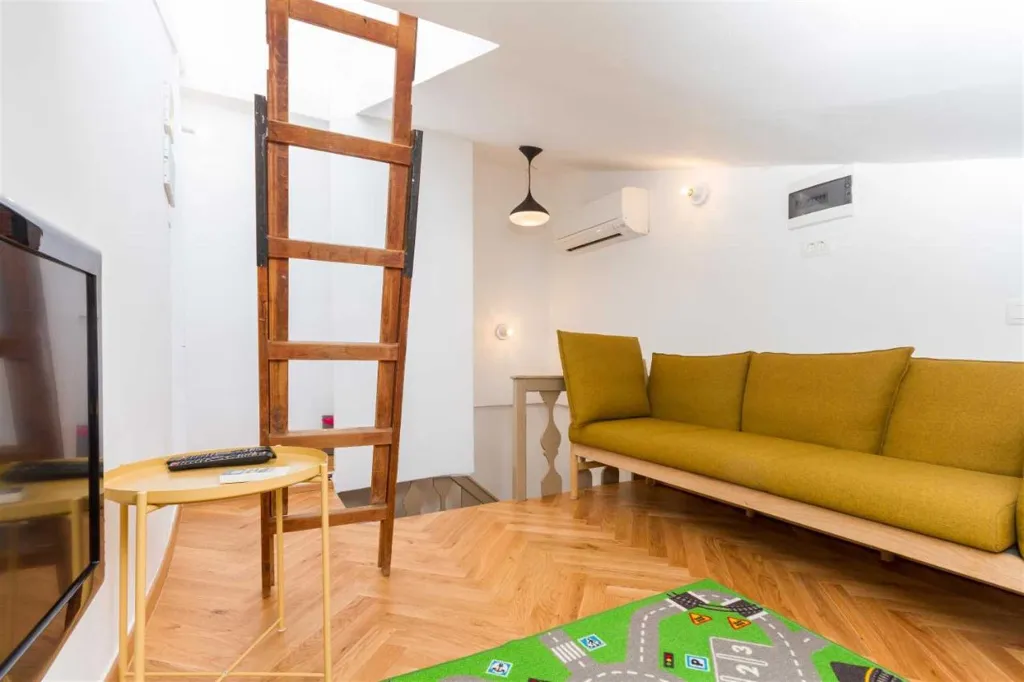 Three-Bedroom Apartment with Terrace in Piran