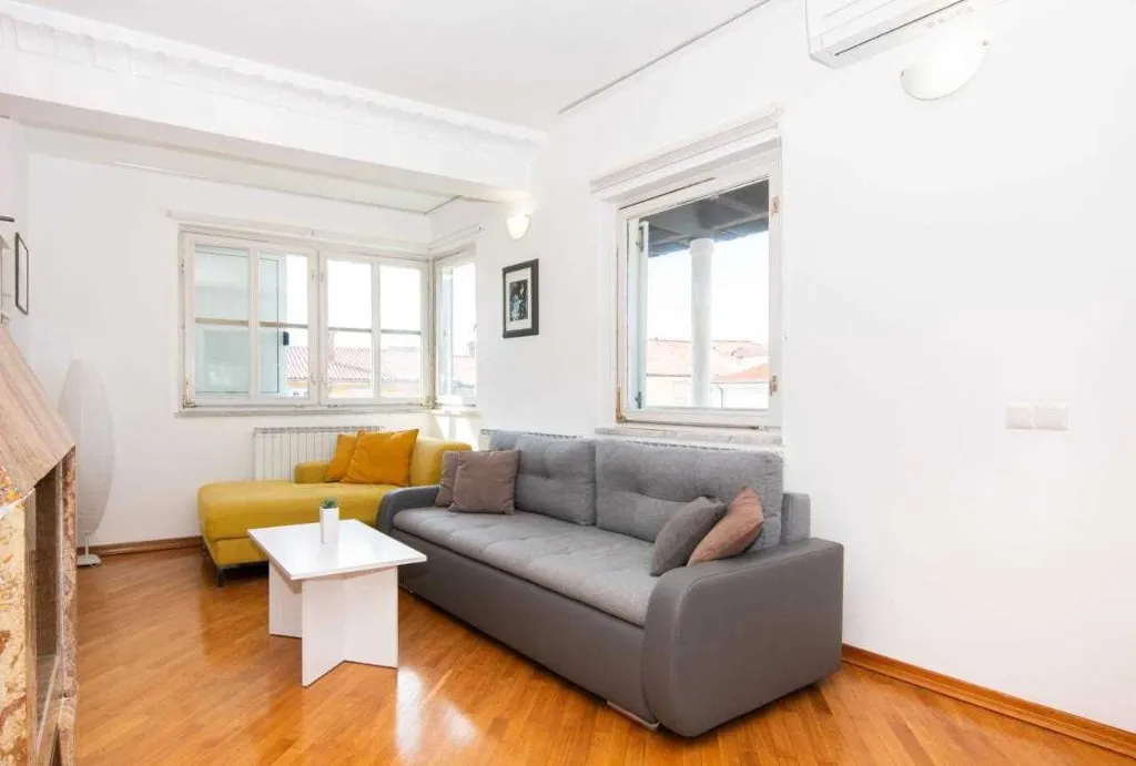 Two-Bedroom Penthouse Apartment with Terrace in Piran