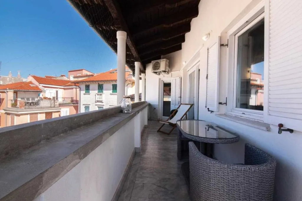 Two-Bedroom Penthouse Apartment with Terrace in Piran