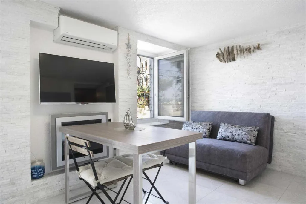 One-Bedroom Apartment with Terrace in Piran