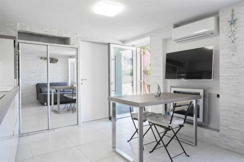 One-Bedroom Apartment with Terrace in Piran