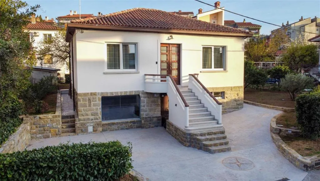 3-Bedroom Holiday House in Izola for 6