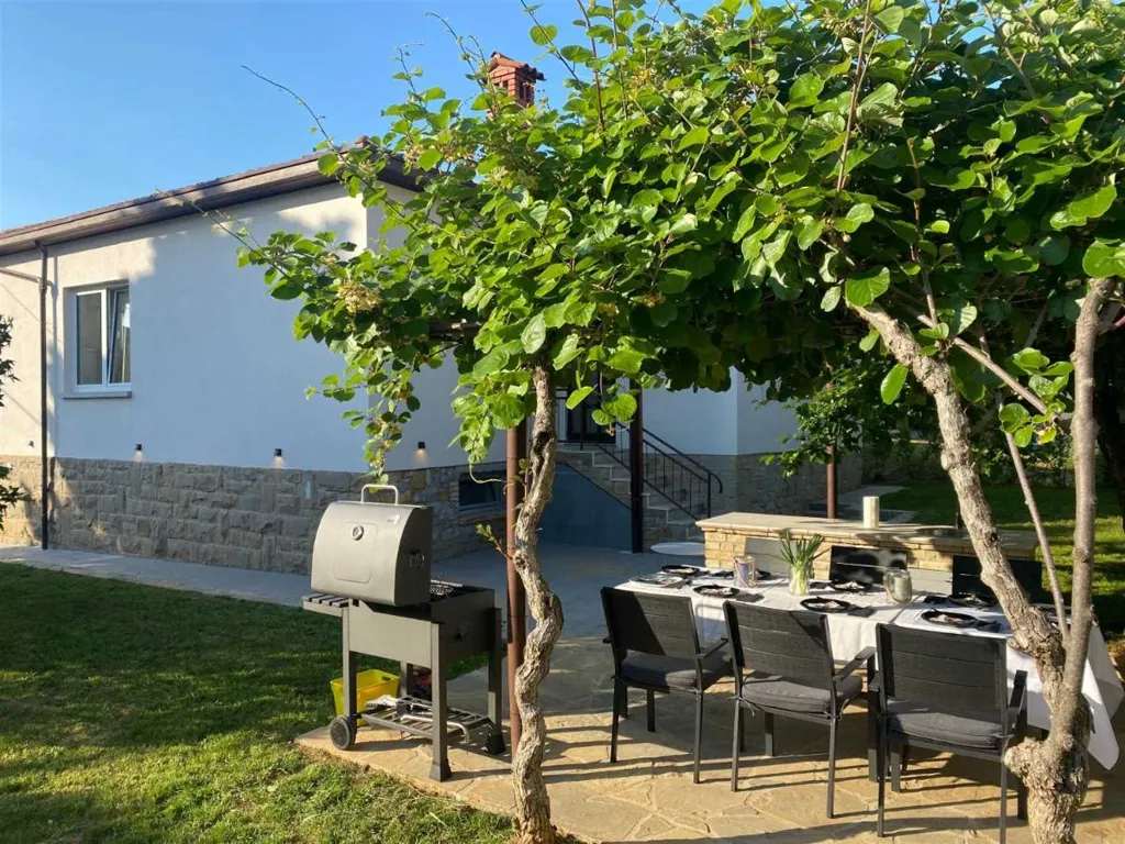 2-Bedroom Apartment in Izola for up to 4 Guests