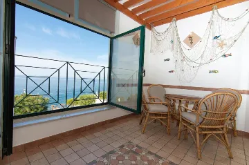 Beachfront 2-Bedroom Apartment in Piran for 4