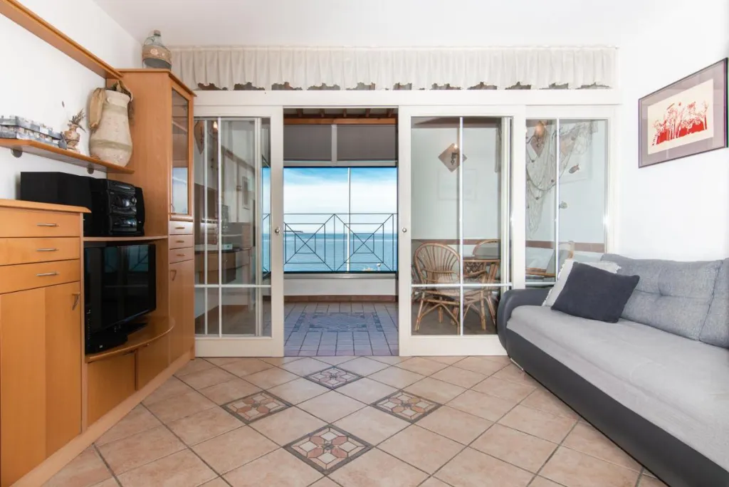 Beachfront 2-Bedroom Apartment in Piran for 4