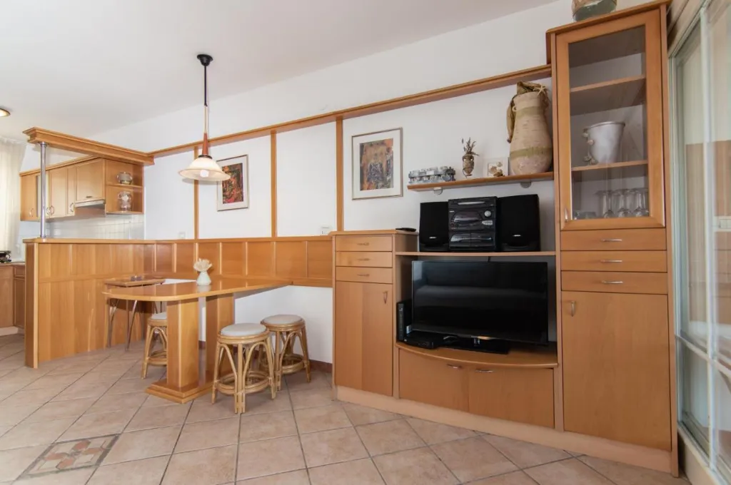 Beachfront 2-Bedroom Apartment in Piran for 4