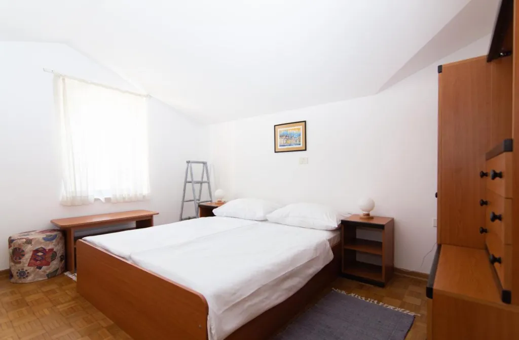 Beachfront 2-Bedroom Apartment in Piran for 4