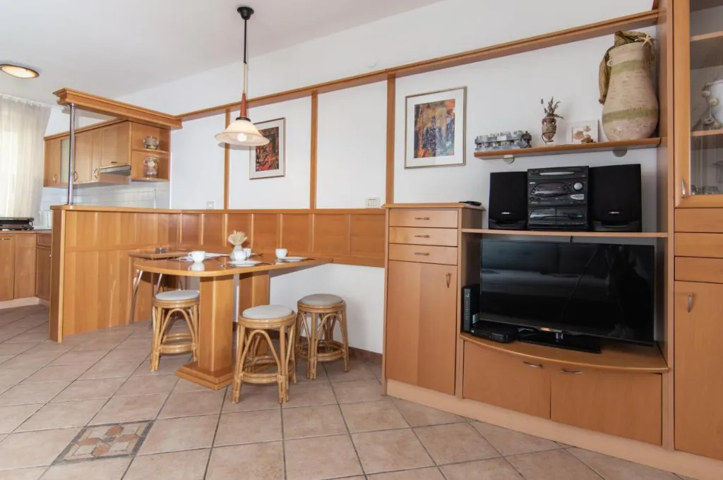 Beachfront 2-Bedroom Apartment in Piran for 4