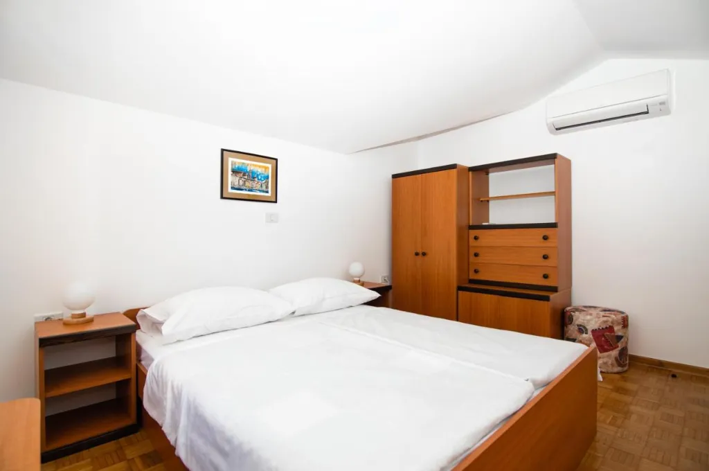 Beachfront 2-Bedroom Apartment in Piran for 4