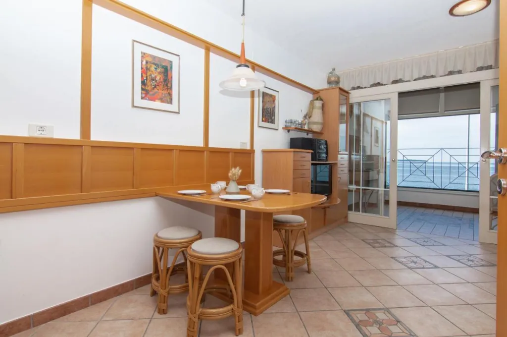 Beachfront 2-Bedroom Apartment in Piran for 4