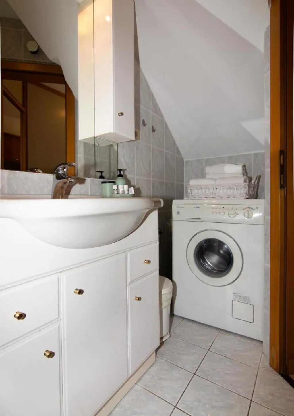 Beachfront 2-Bedroom Apartment in Piran for 4