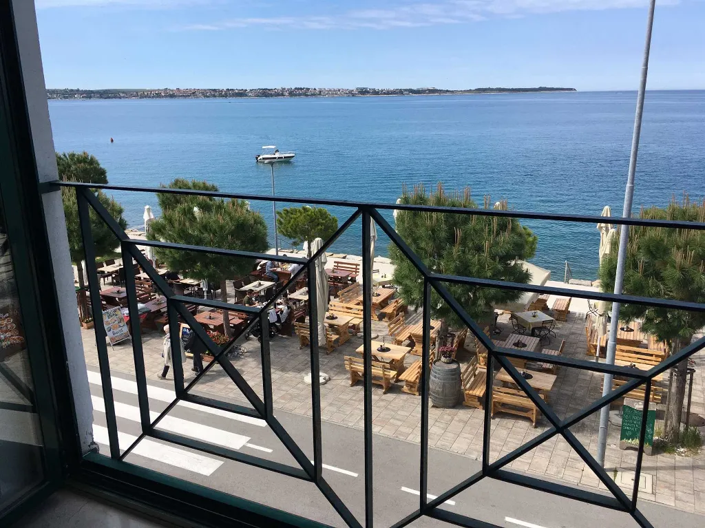 Beachfront 2-Bedroom Apartment in Piran for 4