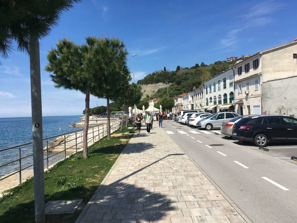 Beachfront 2-Bedroom Apartment in Piran for 4