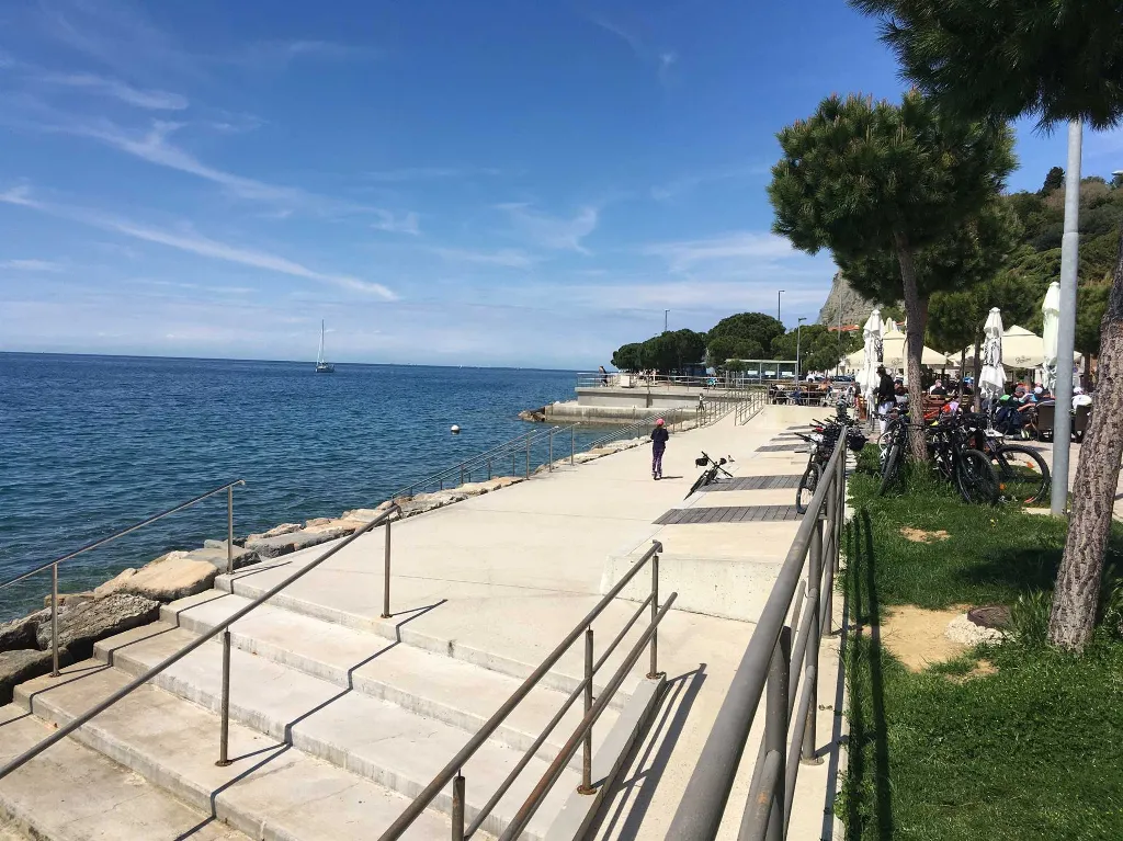 Beachfront 2-Bedroom Apartment in Piran for 4