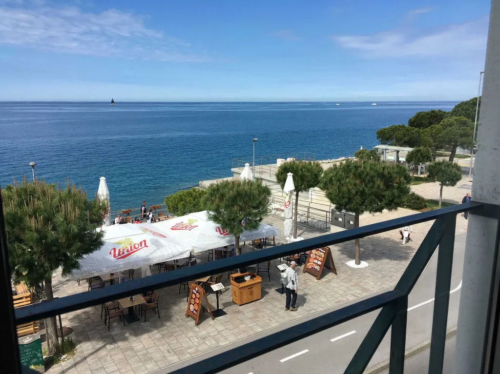 Beachfront 2-Bedroom Apartment in Piran for 4