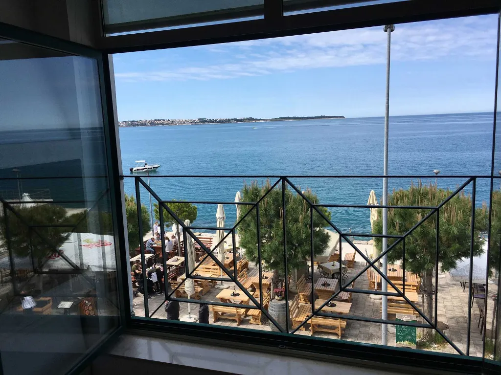 Beachfront 2-Bedroom Apartment in Piran for 4