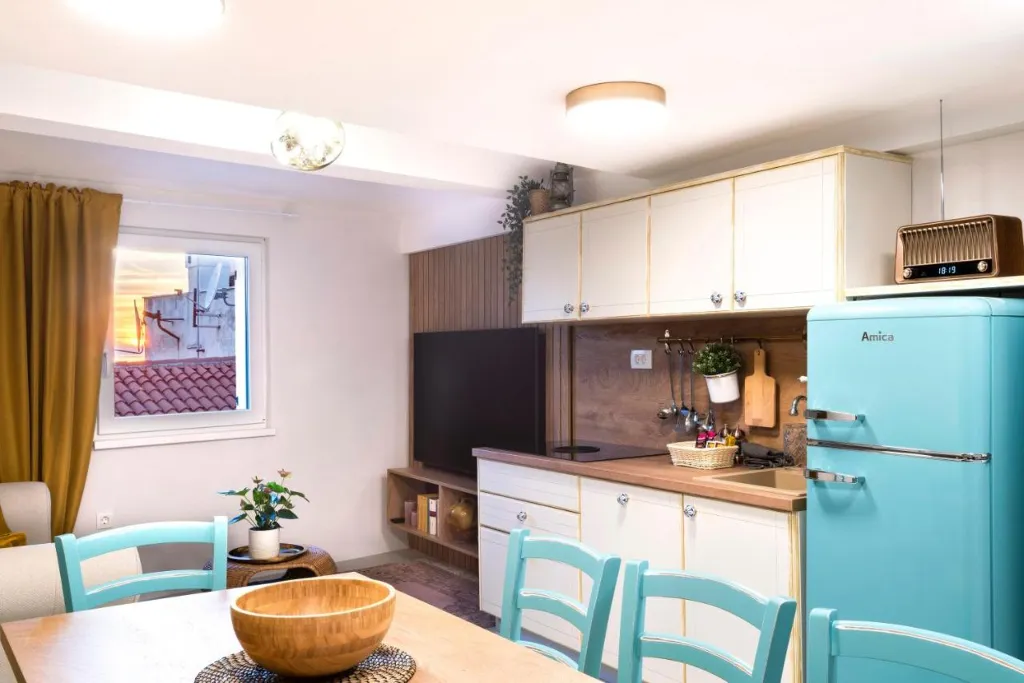 3-Bedroom Apartment with Terrace in Piran for 6