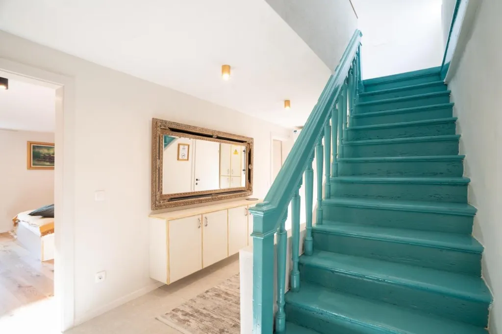 3-Bedroom Apartment with Terrace in Piran for 6