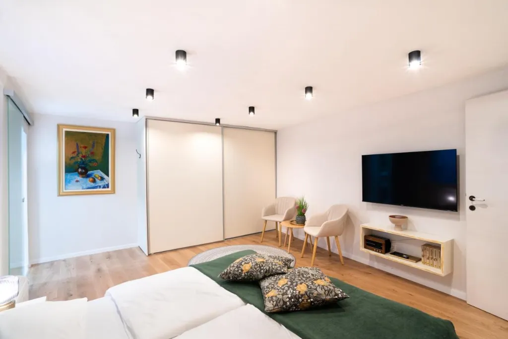 3-Bedroom Apartment with Terrace in Piran for 6