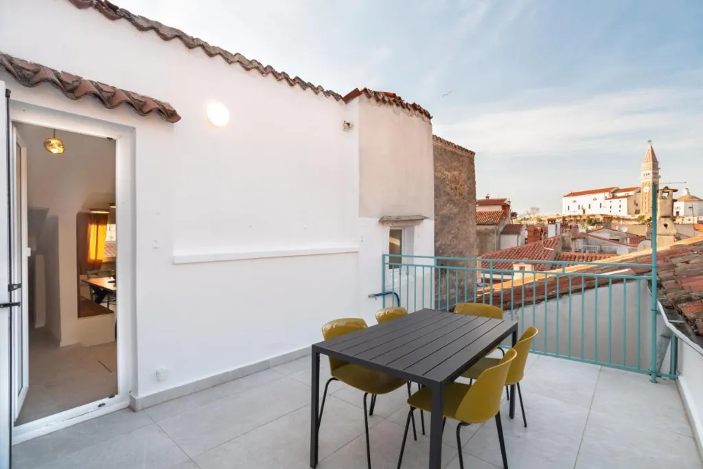 3-Bedroom Apartment with Terrace in Piran for 6