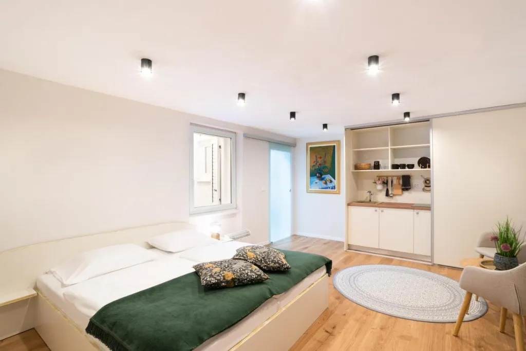 3-Bedroom Apartment with Terrace in Piran for 6