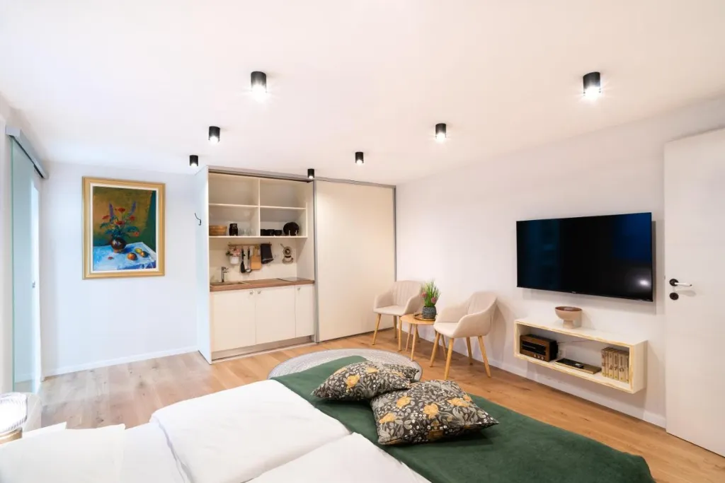 3-Bedroom Apartment with Terrace in Piran for 6