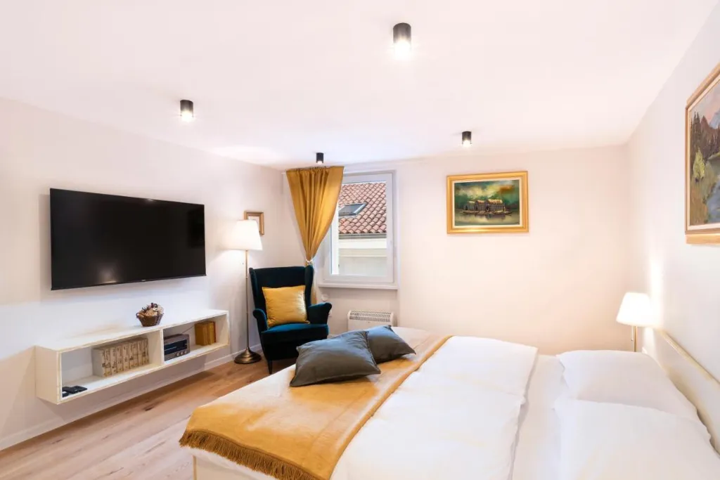 3-Bedroom Apartment with Terrace in Piran for 6