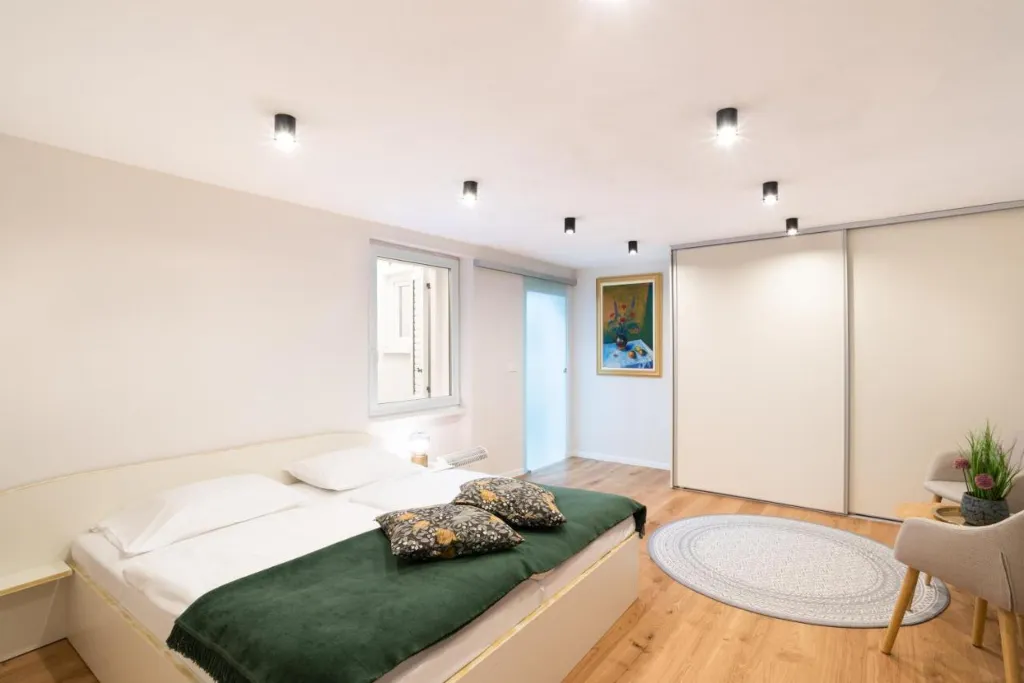 3-Bedroom Apartment with Terrace in Piran for 6