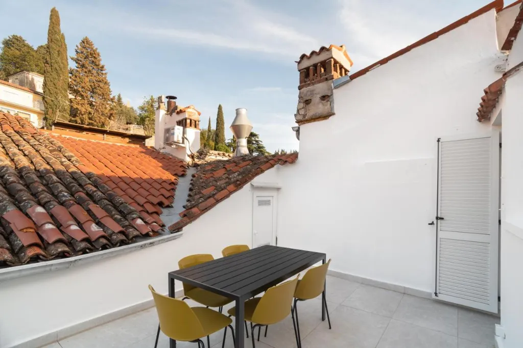 3-Bedroom Apartment with Terrace in Piran for 6