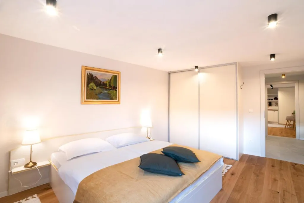 3-Bedroom Apartment with Terrace in Piran for 6