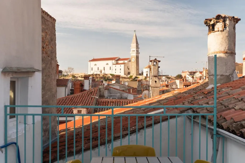 3-Bedroom Apartment with Terrace in Piran for 6