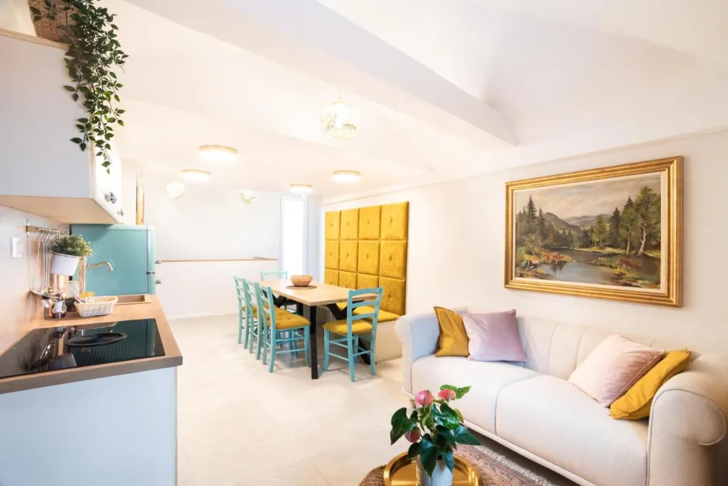 3-Bedroom Apartment with Terrace in Piran for 6