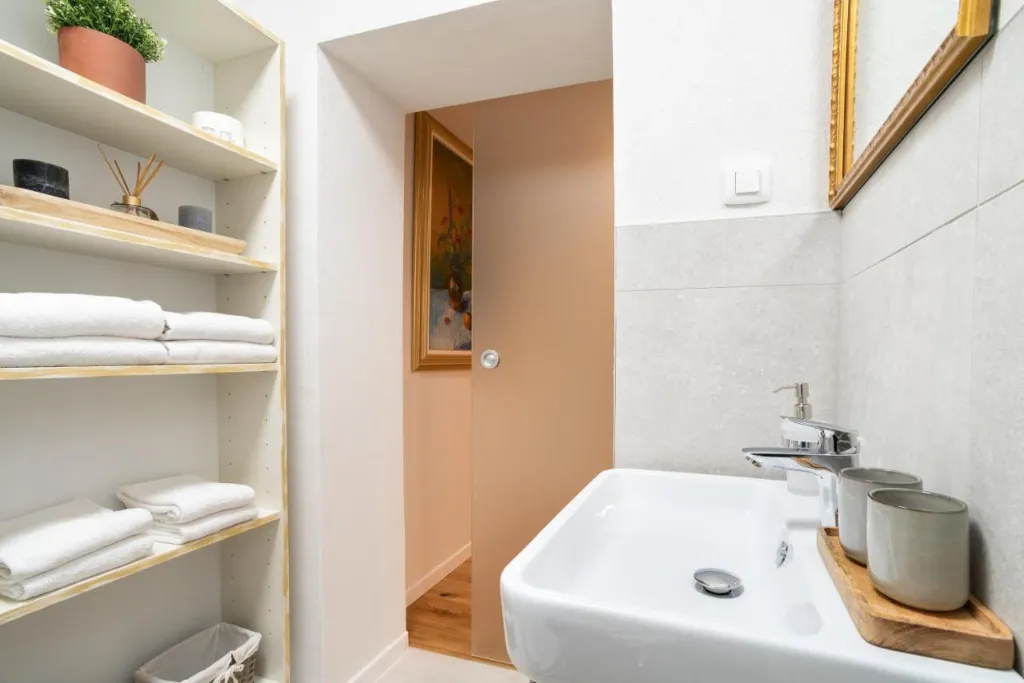 3-Bedroom Apartment with Terrace in Piran for 6