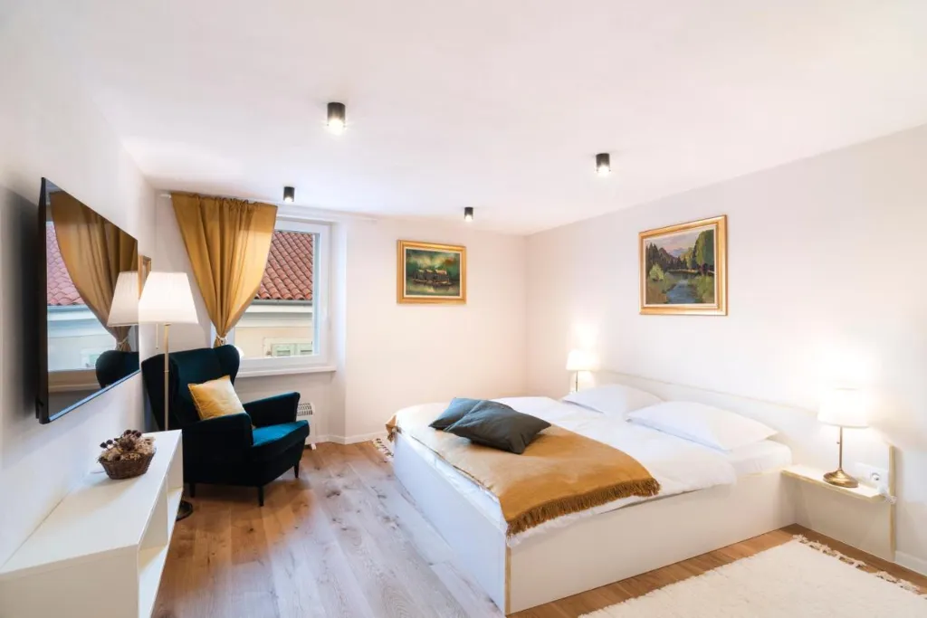 3-Bedroom Apartment with Terrace in Piran for 6