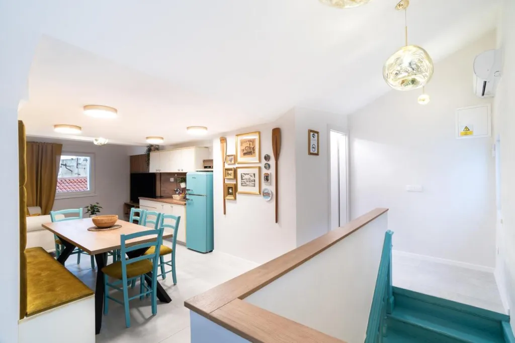 3-Bedroom Apartment with Terrace in Piran for 6