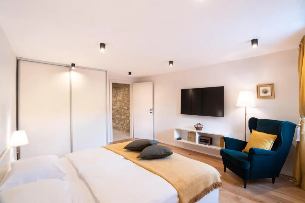 3-Bedroom Apartment with Terrace in Piran for 6