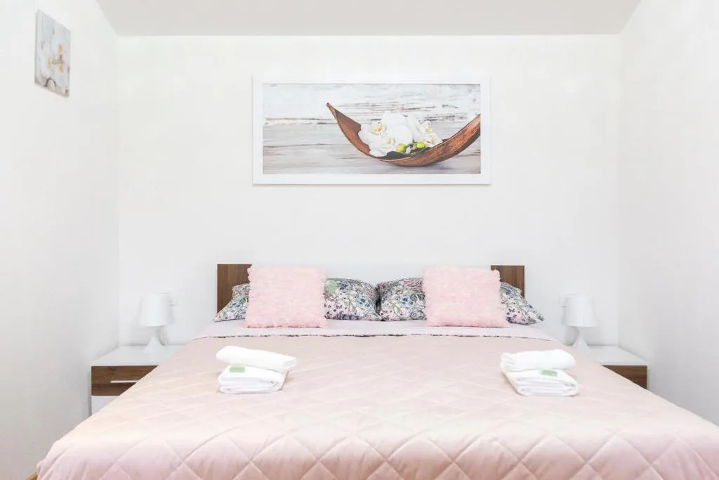 Sečovlje 2-Bedroom Apartment with Garden Views