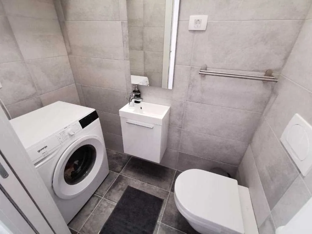 Three-Bedroom Apartment in Koper for Up to 7