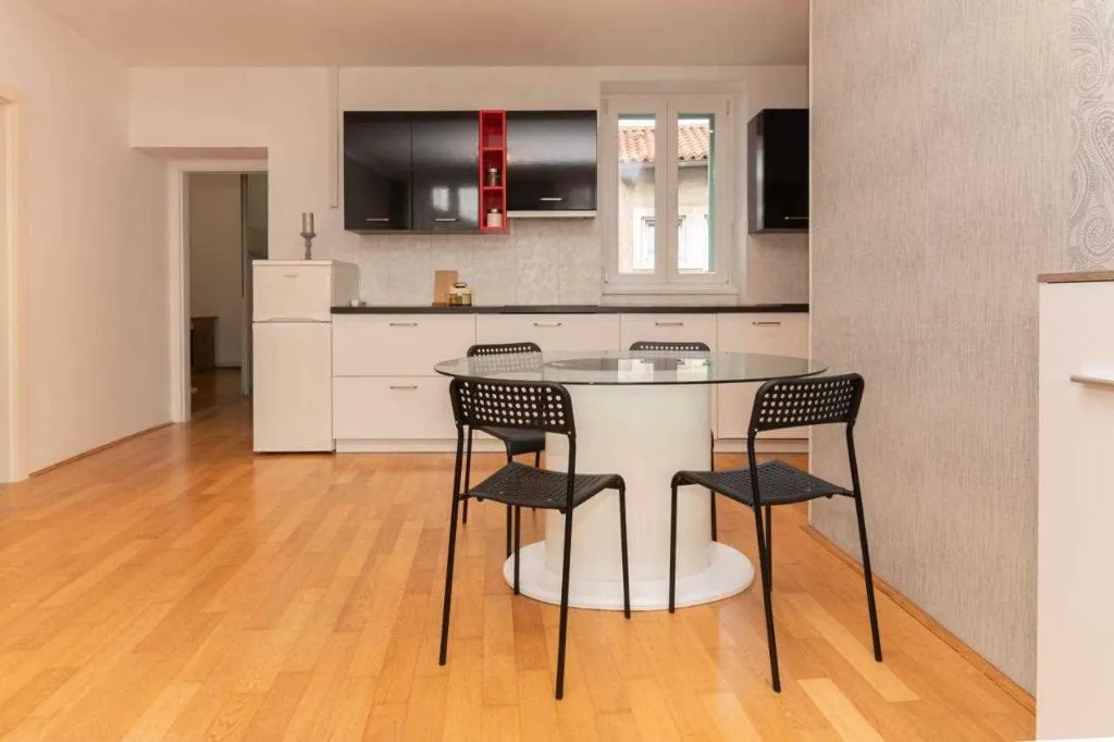 3-Bedroom Apartment with Private Entrance in Koper