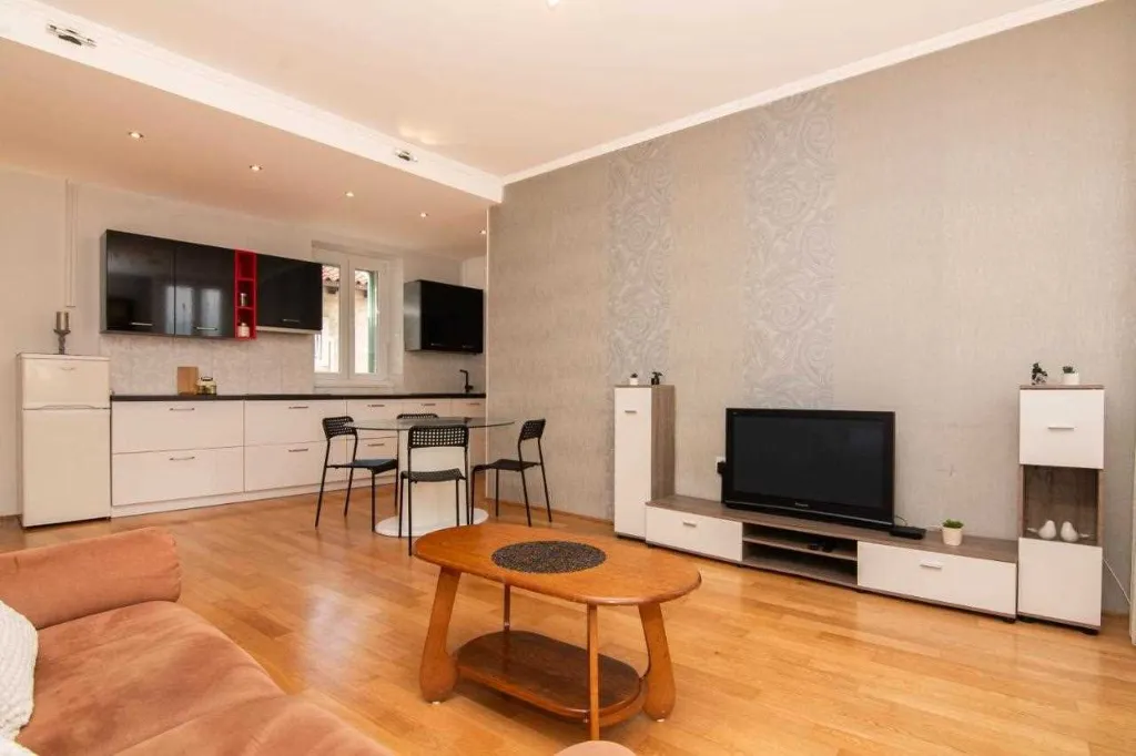 3-Bedroom Apartment with Private Entrance in Koper