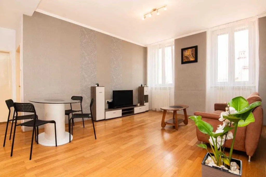 3-Bedroom Apartment with Private Entrance in Koper