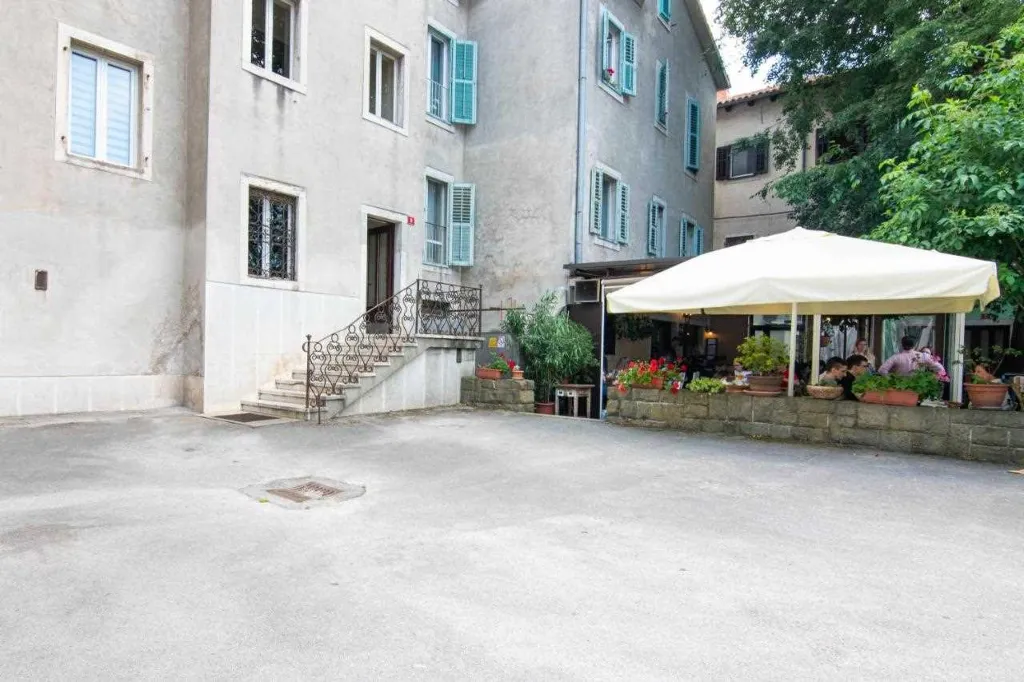 3-Bedroom Apartment with Private Entrance in Koper
